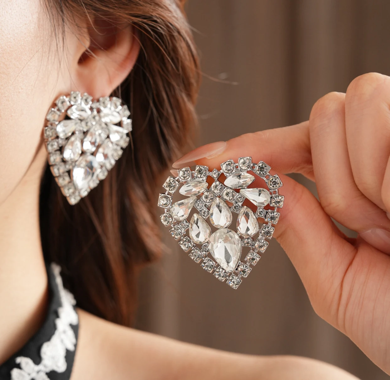 Luxury 4 * 4cm shine love studs, elegant temperament earrings all-match advanced sense of fashion earrings female 2025 new