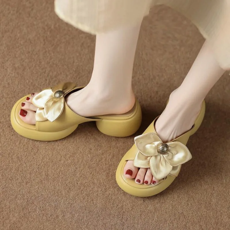 Sandały Kawaii Cute Woman Slippers Soft Shoes for Women Outside High Up to 5cm Heel Slides Leather Sabot Non Slip 2024 Luxury 39