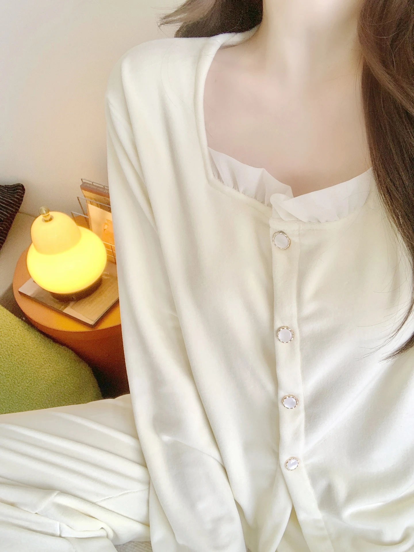 厚手のフリースアイランドベルベットパジャマ女性のホーム服レーストリム快適な暖かさ長袖スクエアカラーナイトガウン