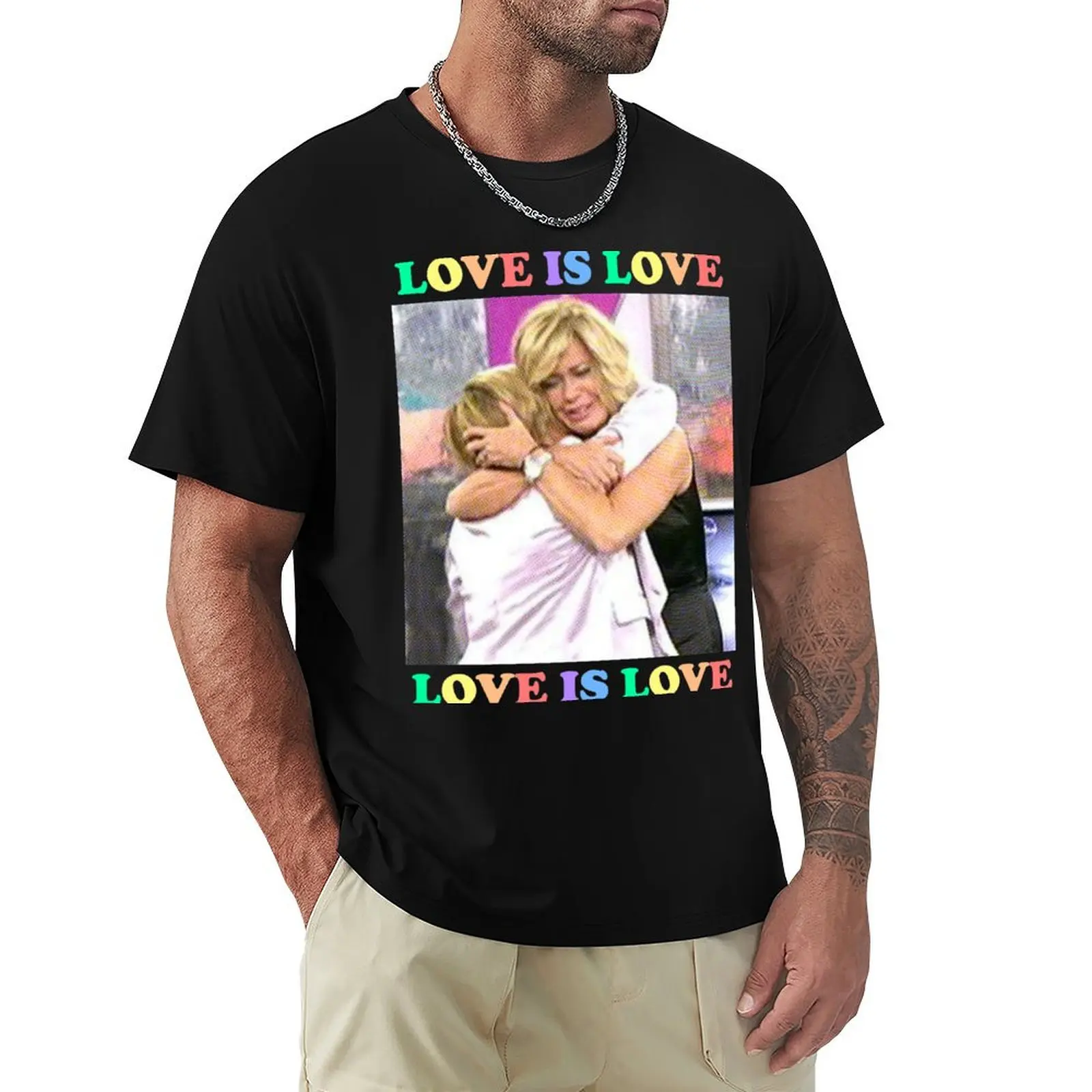 Teníamos una noche de amor con Chelo y Barbara Rey. Camiseta Love is love, top de manga corta elástico y suave.