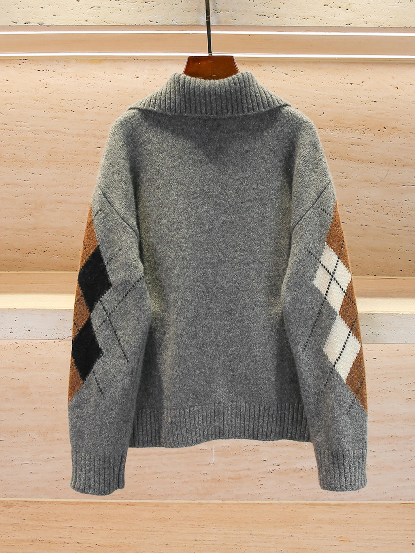 Lässiger, lockerer Strickpullover mit Kragen und Rautenmuster. Premium Faion Herbst-Winter-Top für Damen von Nu