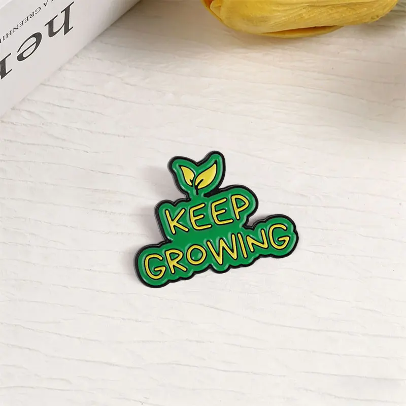 Inspirierendes Emaille-Abzeichen „Keep Growing“ mit Blattmotiv und motivierendem Zitat – Anstecknadel, Brosche, Schmuckgeschenk für diejenigen, die nach Selbstentwicklung streben. – Detail 6