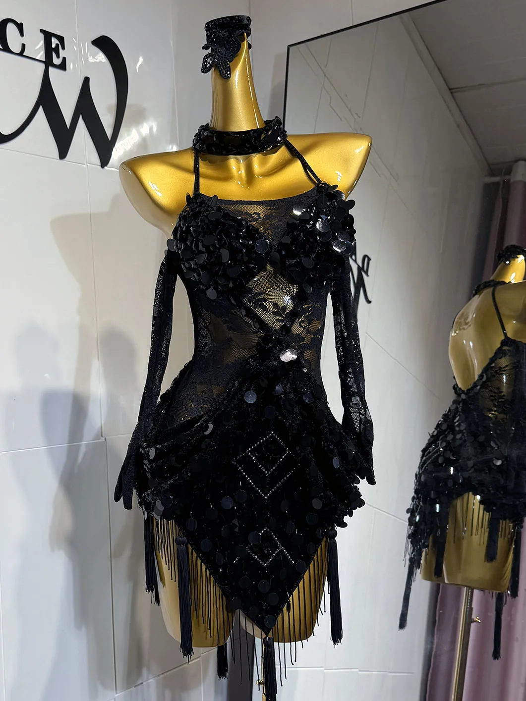 Suknia konkursowa do tańca latynoamerykańskiego – Cyrkonie i frędzle z możliwością dopasowania na wymiar, idealna na zawody tańca towarzyskiego i latynoamerykańskiego.