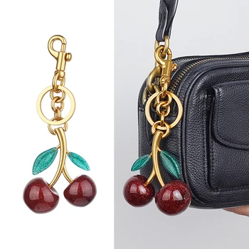Nuevo llavero con colgante de cereza roja para bolso de mujer, colgante de cereza de cristal famoso en Internet, accesorios para bolso de alta calidad
