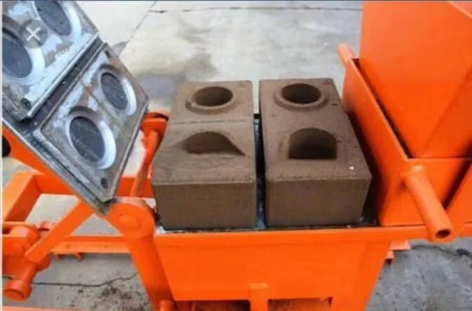 آلة صنع الطوب المصنوعة يدويًا / آلة صنع الطوب الأدوبي