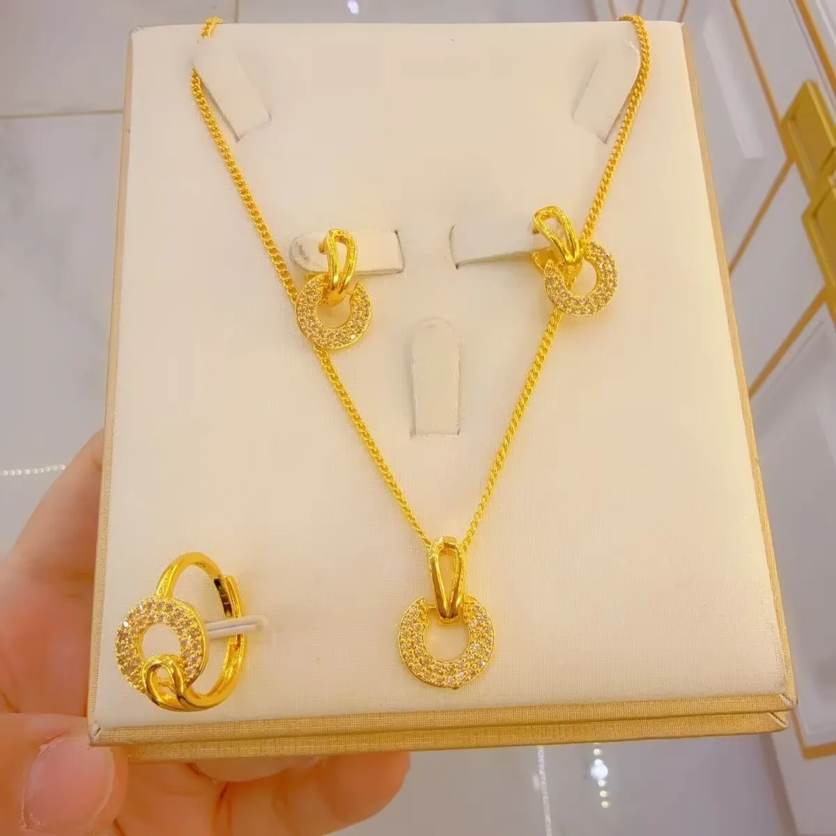 mode-europeenne-dubai-24k-plaque-or-personnalise-collier-boucles-d'oreilles-bagues-pour-couples-ensemble-de-bijoux-de-fete-de-mariage-dd10860