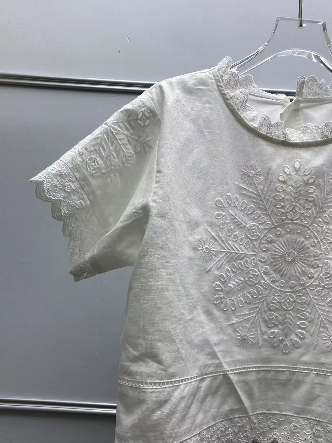 French shirt 2025 new fashion high-end retro embroidery sweet flowers hollow round neck triangle lace pullover T-shirt