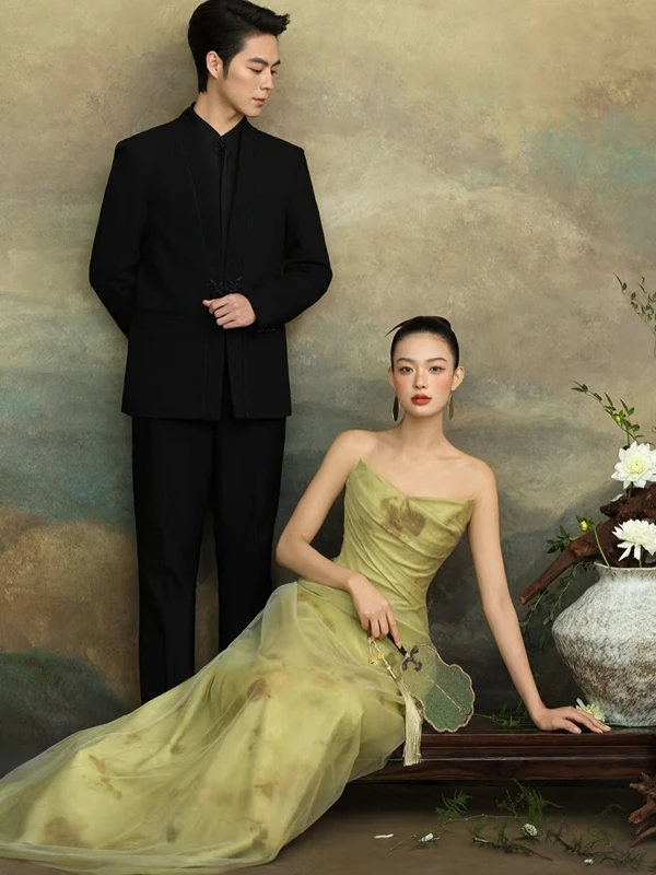 

Элегантное свадебное платье в китайском стиле для пары, в холодных тонах, для фотосессии в студии, для интерьерной художественной фотосъемки, с длинной юбкой, на одно плечо