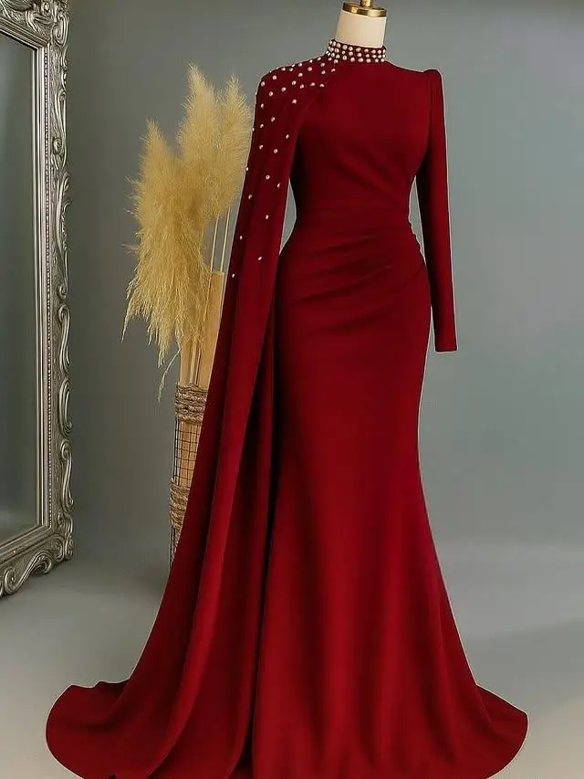 فستان سهرة مصنوع حسب الطلب بأكمام طويلة ورقبة عالية من الساتان مطوي مطرز بالخرز غمد طول الأرض بدون ظهر للحفلات الراقصة مع قطار