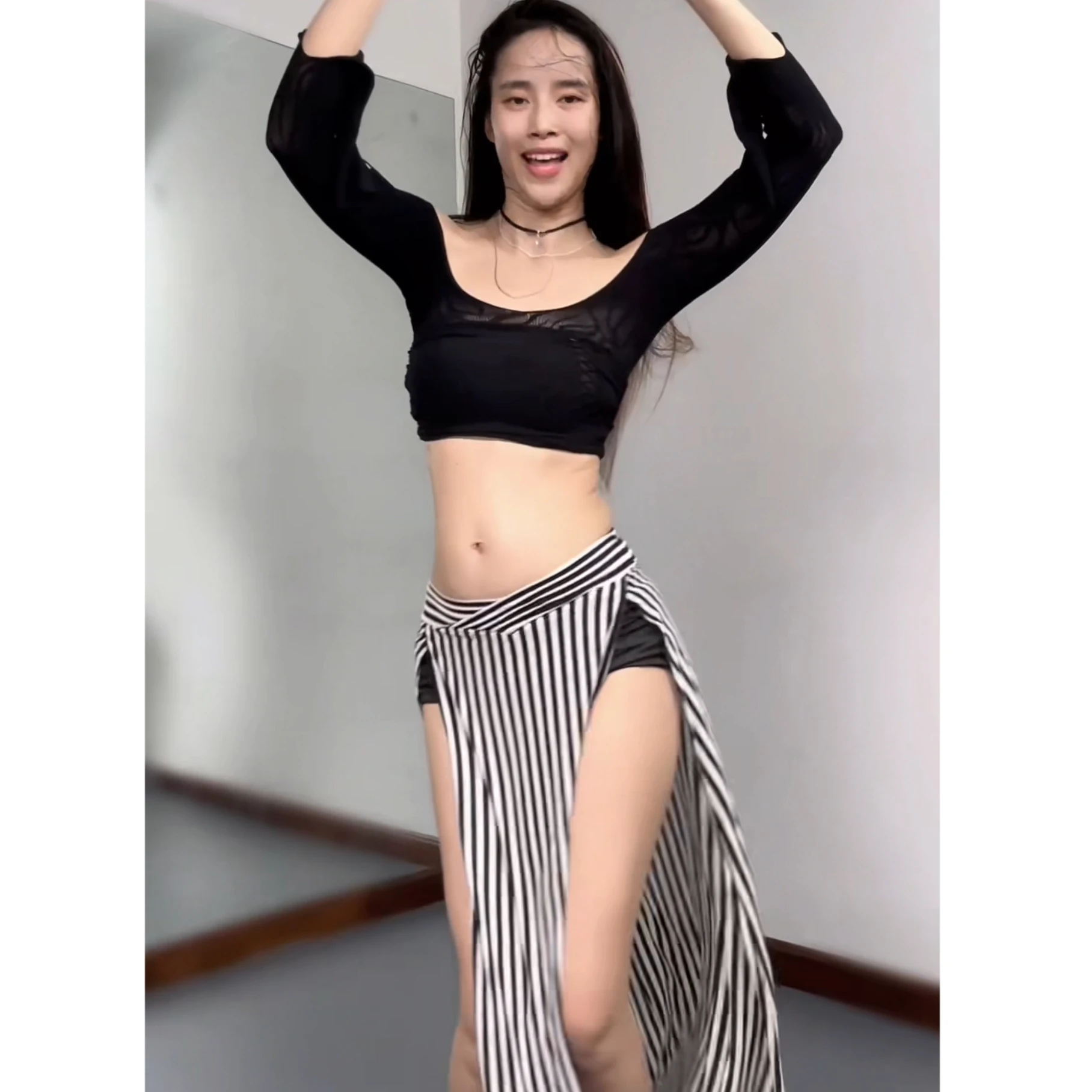 Nuevo traje de práctica de danza del vientre para mujer con top de malla de manga larga y falda larga a rayas conjunto de ropa de entrenamiento de danza para principiantes