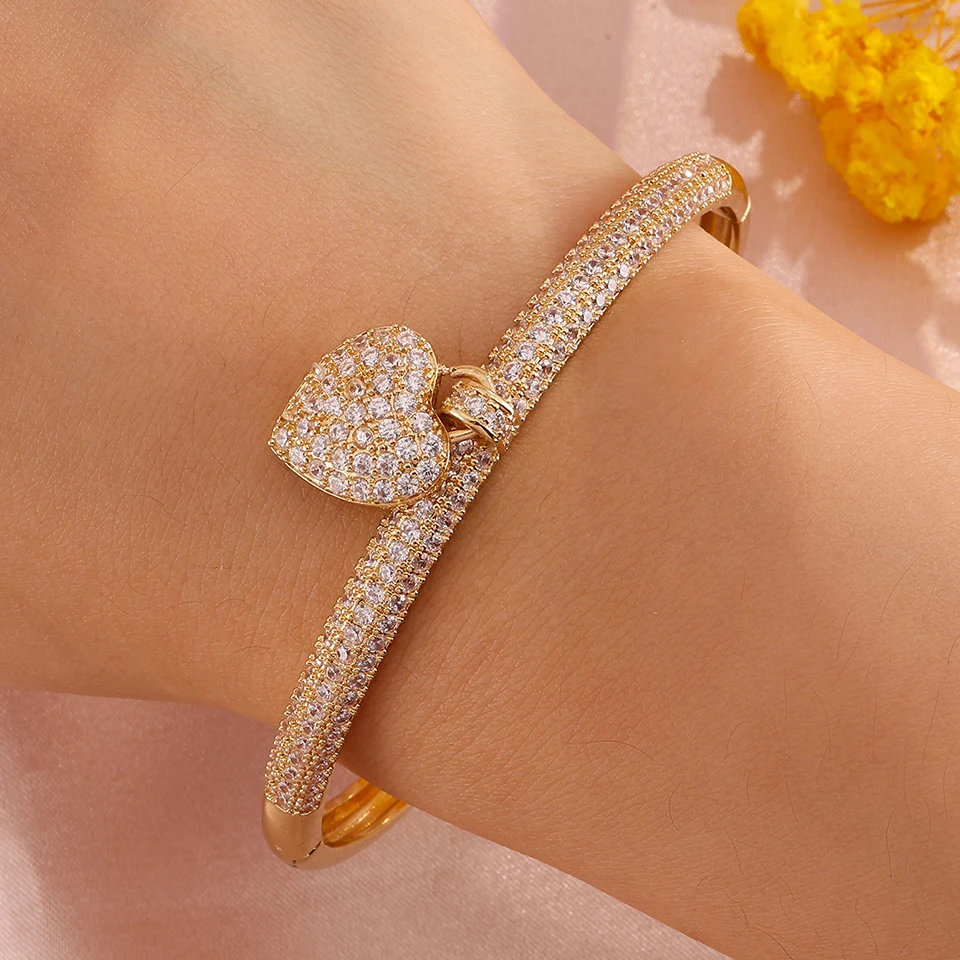 ZAKOL Boho-Armreif mit türkisfarbenem Herzanhänger für Damen, goldfarben, glänzender Zirkonia, Vintage, für den täglichen Gebrauch, Partys, Schmuck, Geschenk, modisches Accessoire. – Detail 9