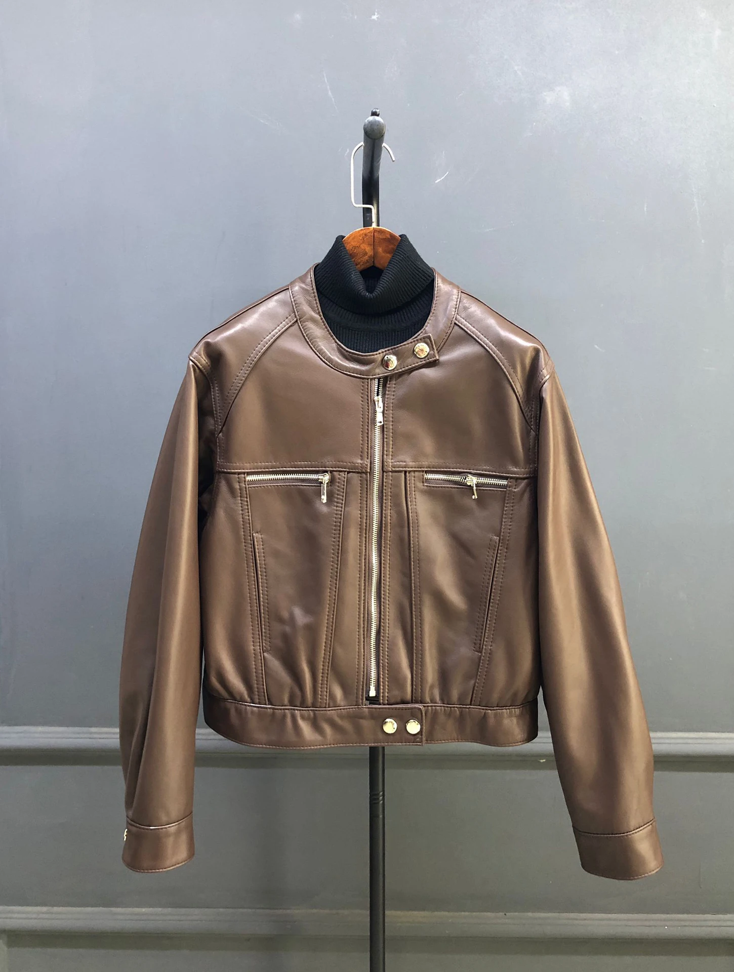 Jaqueta Casual Feminina de Couro de Pele de Carneiro com Zíper, Estilo Biker, Gola Alta, Casaco Solto de Couro Real para Mulheres