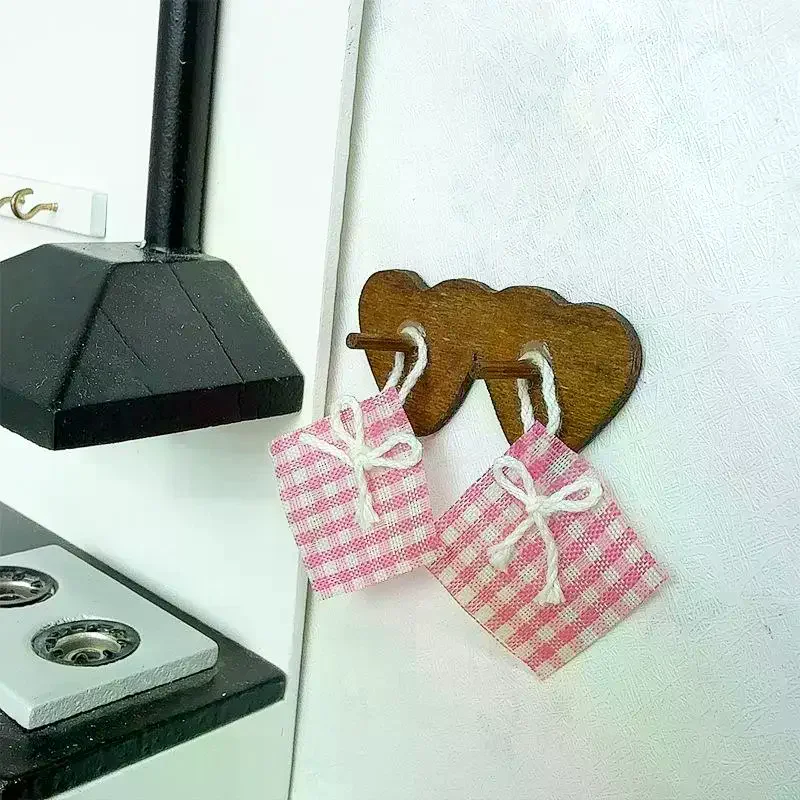 1 個ドールハウスミニキッチン装飾シミュレーションコーヒー色の木製フレームピンクグリッド布モデル人形アクセサリー