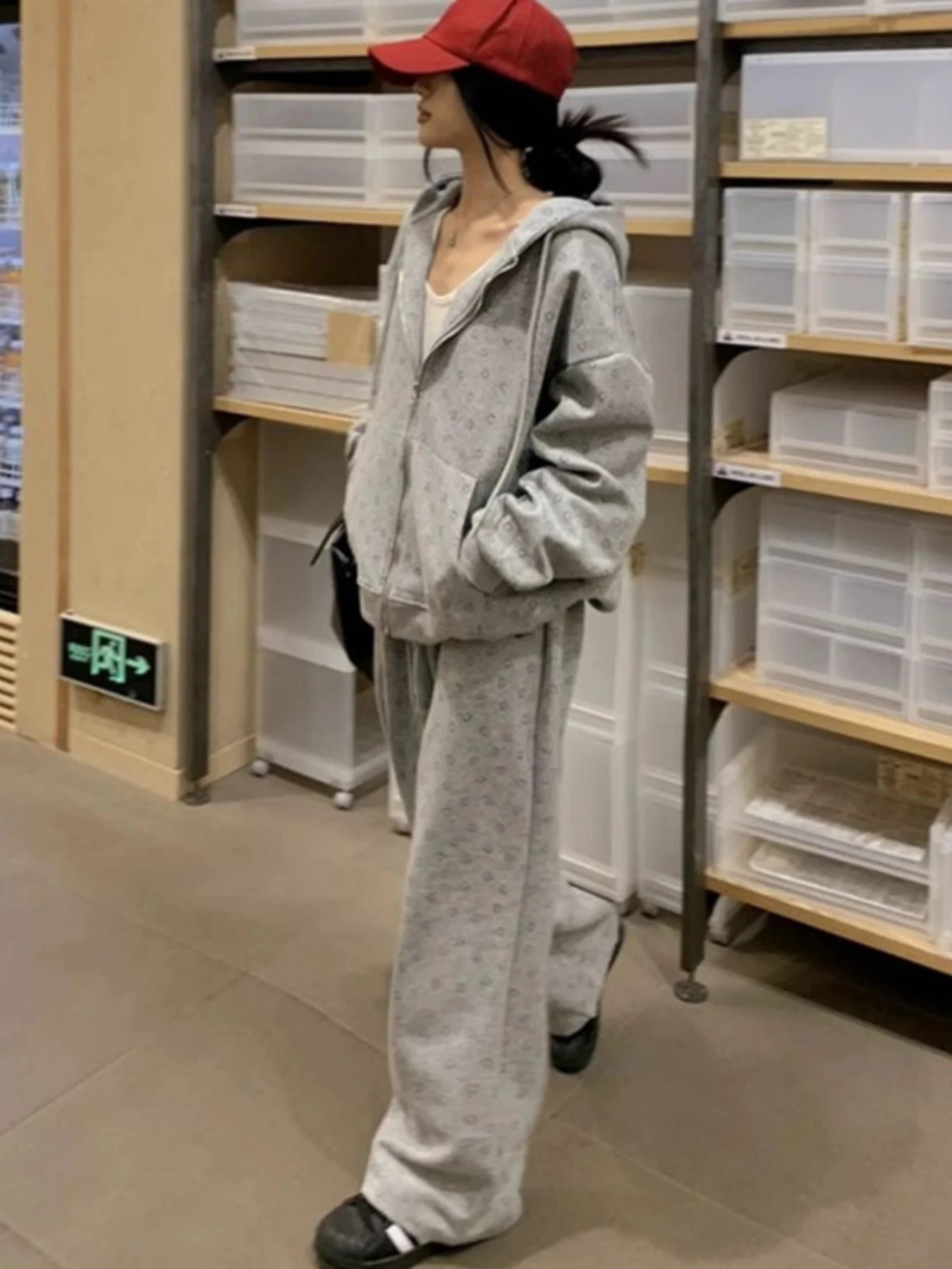 Het luie en ontspannen Koreaanse pak in Amerikaanse stijl is hier! een tweedelige set speciaal ontworpen voor dames, met een vest met ritssluiting die gemakkelijk aan te trekken en uit te trekken, superhandig, met opvallende prints die de mononie afbreken, een losse pasvorm, waardoor alle lichaamstypes gemakkelijk te stylen, met een Amerikaanse casual en luie Vibe te maken, perfect is te maken, te maken, knippen, perfect bij sneakers om te maken, je te maken, te maken, te maken, te mak