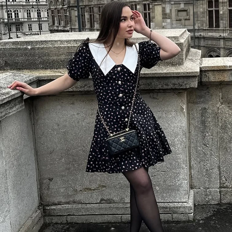 Sukienka damska Talenza w kwiatowy wzór, bufiaste rękawy, kołnierzyk, perłowe guziki, falbanki, wysoki stan, mini, elegancka sukienka na przyjęcie, modna.