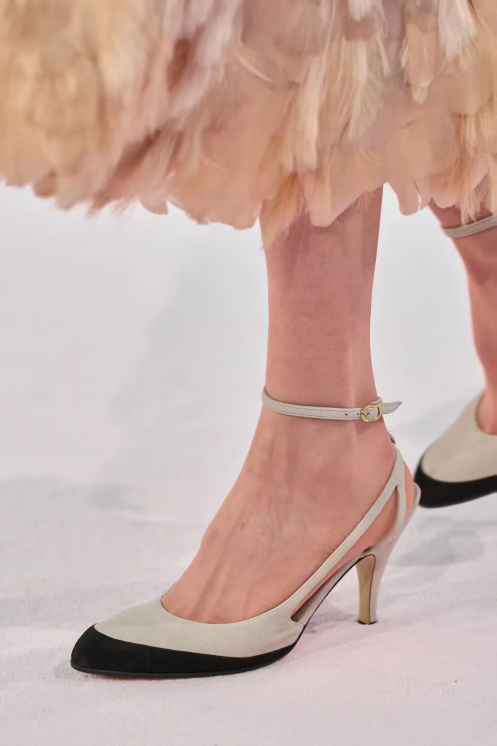 

2026 Spring/Summer New Women Pointed-Toe Color Block Slingback Sandals Ankle Buckle Strap Chunky Heel Fashion Elegant High Heels