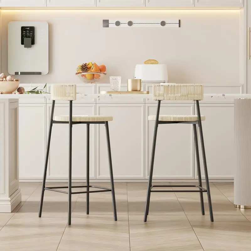 مجموعة من مقعدين من الحبال الورقية المنسوجة يدويًا، وكراسي حانة طعام مستديرة من بوهو للمطبخ باللون الأسود والكريمي. مثالية للحديث