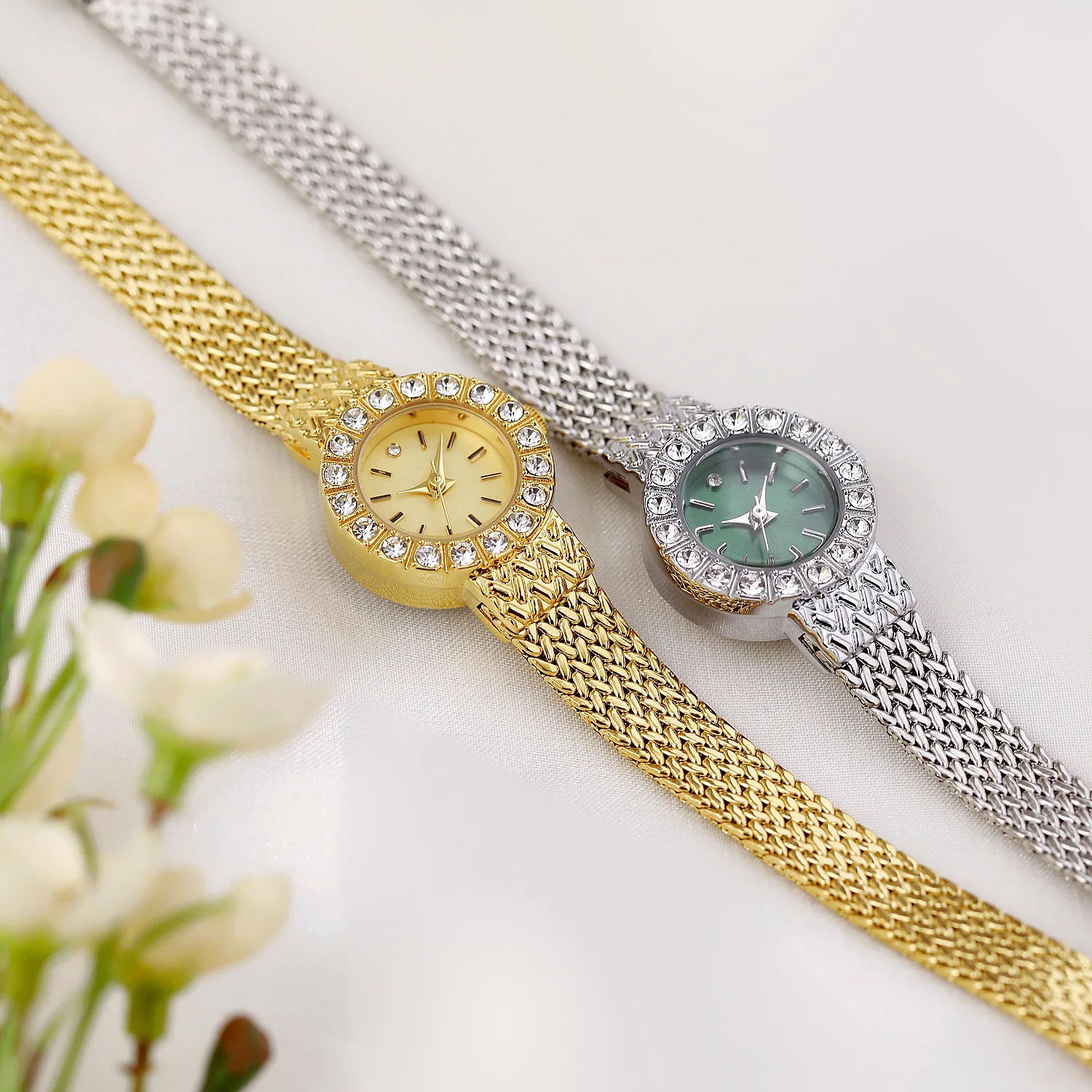 Orologio da polso da donna vintage Orologio da donna con temperamento di lusso Cinturino a forma di grano Orologio al quarzo da donna con quadrante circolare con diamanti