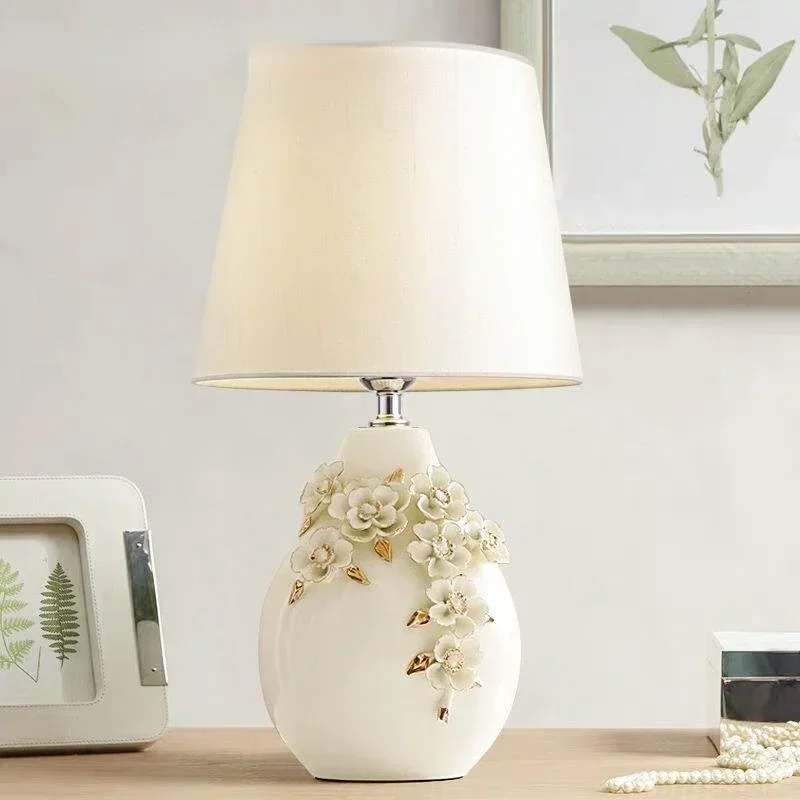 Retro Romantic Carved Ceramic Table Lamp Bedroom Desk Night Lighting Home Warm European Pastoral Decoration Princess Desk Lamp