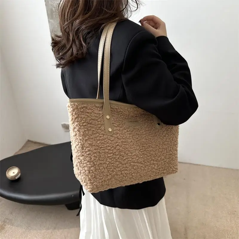 حقيبة يد أنيقة وعصرية من الفرو الصناعي، حقيبة كتف ذات سعة كبيرة لخريف وشتاء المرأة.