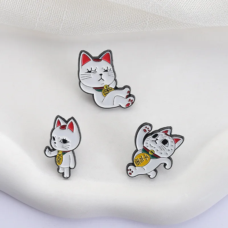 

Милые булавки Lucky Cats, брошь в стиле аниме, знак богатства, дизайн кошки, металлический сплав, эмалированные булавки для лацканов, корсаж, ювелирные изделия, подарок для друзей, реквизит
