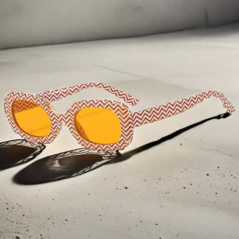 夏用オーバル型レディースサングラス、トレンディレトロファッション、ヒップホップデコレーション、クールなサングラス、メタルヒンジ付きレディースシェードアイウェア