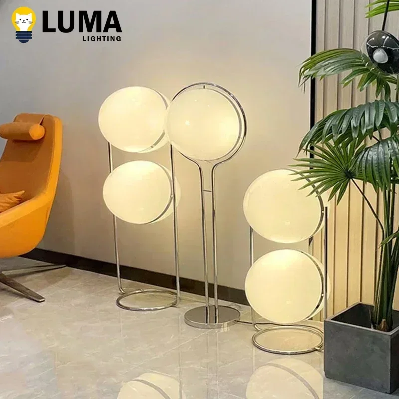 مصباح أرضي من الكروم بتصميم حديث مع غطاء كروي أكريليك أبيض، ضوء LED حديث لغرفة المعيشة وغرفة النوم وديكور السرير