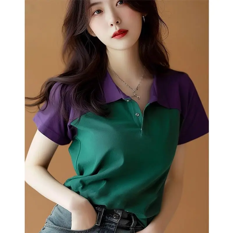 เสื้อยืดโปโลผู้หญิงสีม่วงและสีเขียวบล็อกเสื้อแขนสั้นอินเทรนด์ใหม่ปี 2025 เสื้อเบลาส์มีเอกลักษณ์และมีสไตล์