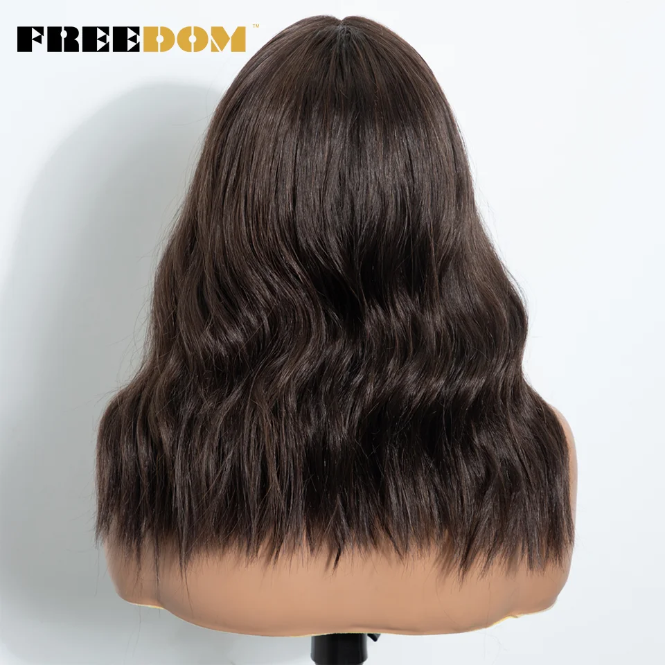 FREEDOM 13x3 Synthetische Lace-Front-Perücken für Damen, 16 Zoll, vorgefertigte Ombre-Braun-Perücken, vorgezupfte Lace-Perücken, sofort tragbare, natürlich gewellte Perücke – Detail 5