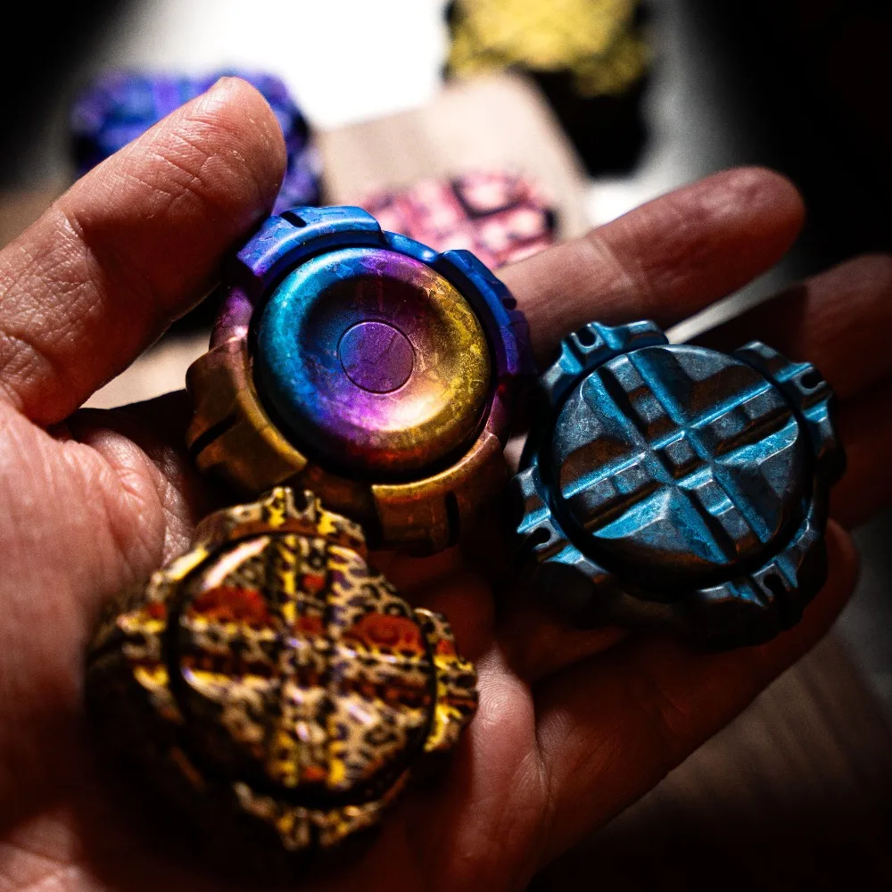 لعبة تخفيف التوتر المعدنية الميكانيكية المنحنية ذات تسعة أيدي EDC #2