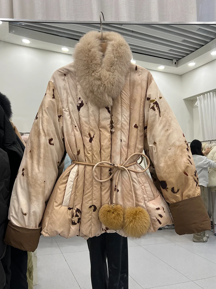 سترة متباينة جديدة على الطراز الصيني برباط على الخصر وياقة من فرو الثعلب الخيالي بتصميم كروي متوسط طويل من ريش البط الأبيض للنساء #5
