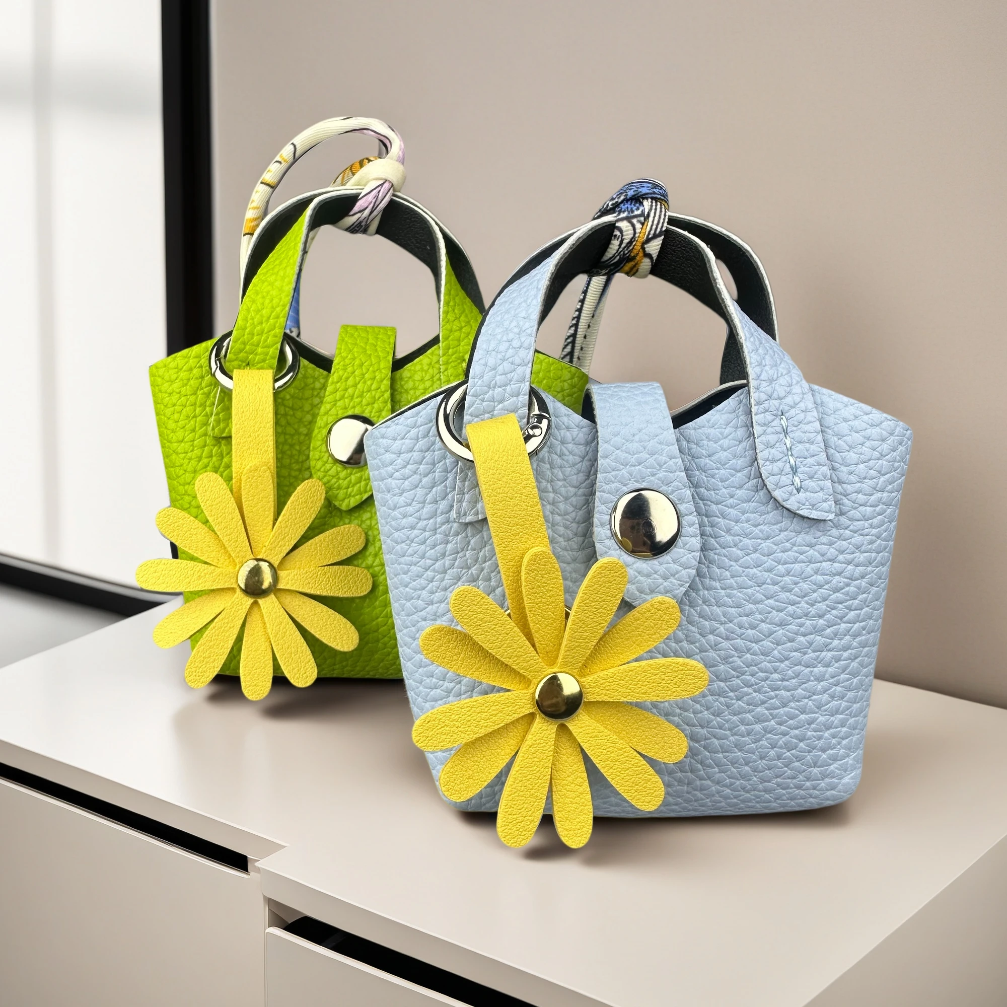 PU Leather Mini Handbag Charm with Daisy Pendant, Earphone Case, Coin Purse Keychain Set, Portable Tiny Bag Accessory