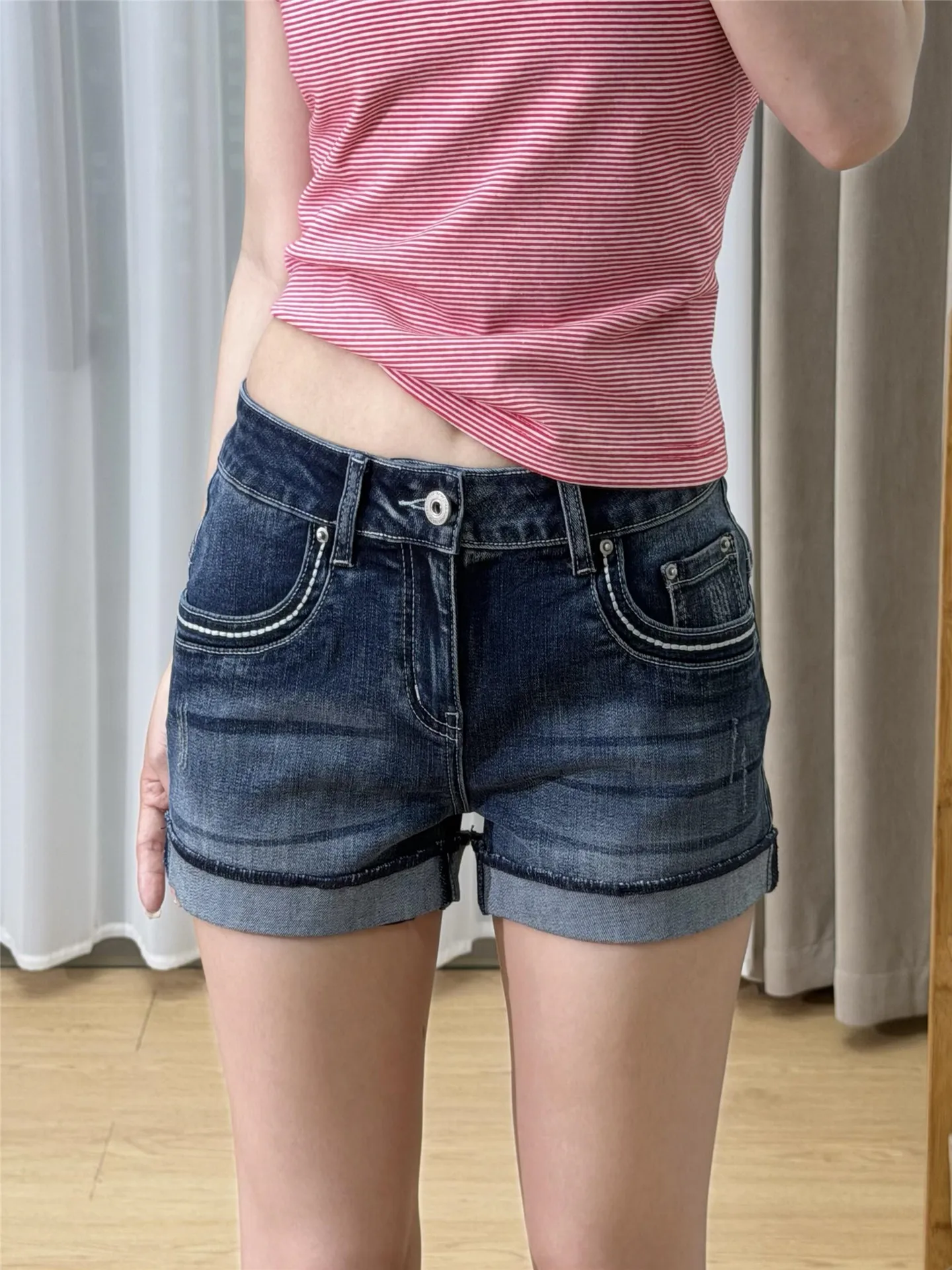 

Американские винтажные джинсовые шорты с низкой талией для женщин, летние, утягивающие, с эффектом потертости, универсальные, с отворотами, облегающие, хлопковые, стрейч