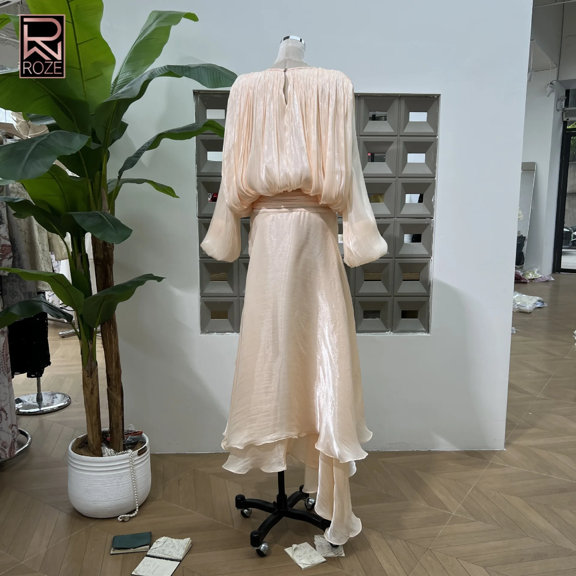 Abito chic con fascia in vita primavera/autunno 2025 |   Abito trasparente iridescente a maniche lunghe |   Abito romantico stile donna con orlo asimmetrico