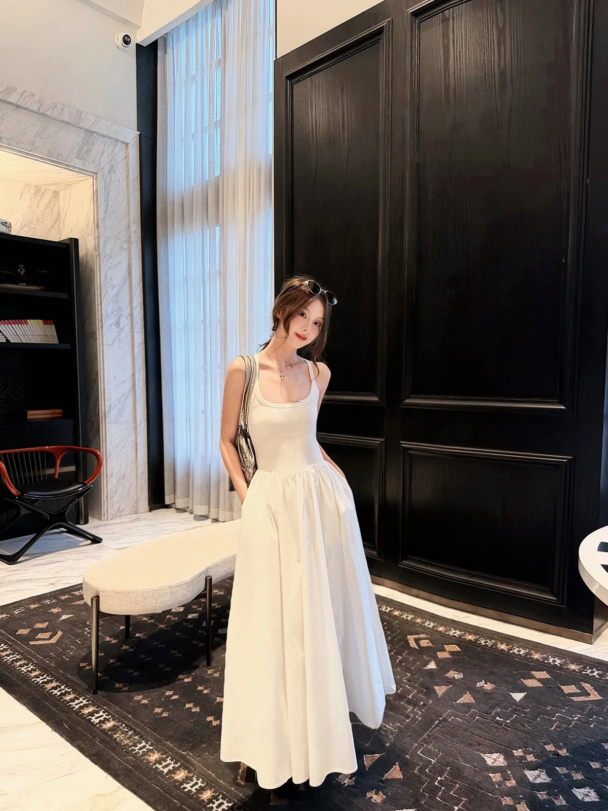 

Женская юбка А-силуэта Yang Pao Pao: белая, на тонких бретелях, простая, стройнящая, для повседневной носки и работы.