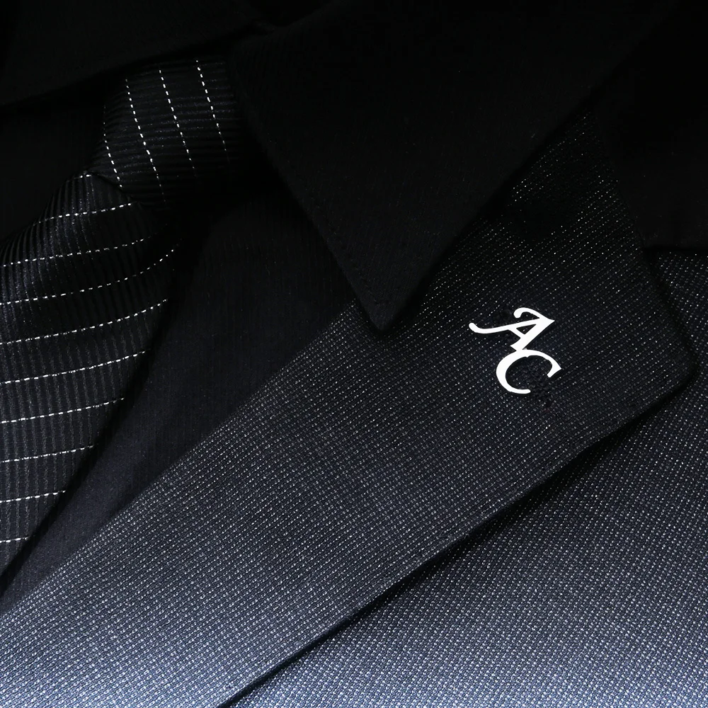 

Personalize Stainless Steel Initials Mens Brooches Custom Letters Badge Pin with Round Wooden Box Groomsman Wedding Accessories