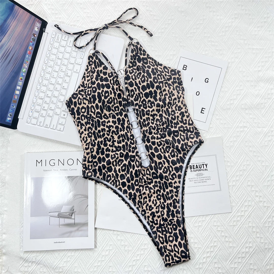Leopard-Metallringe, Neckholder, ausgeschnittener Monokini, Damen-Badeanzug, einteiliger Badeanzug, Damen-Badeanzug mit hohem Beinausschnitt, Badebekleidung, Badeanzug, V3752 – Detail 9