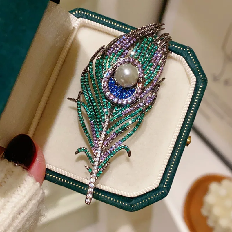 CC Luxury Brooches Peacock Feather Shape Cheongsam Pins Chinese Vintage Style Pin Imitation Pearl Corsage Exquisite Badges B288