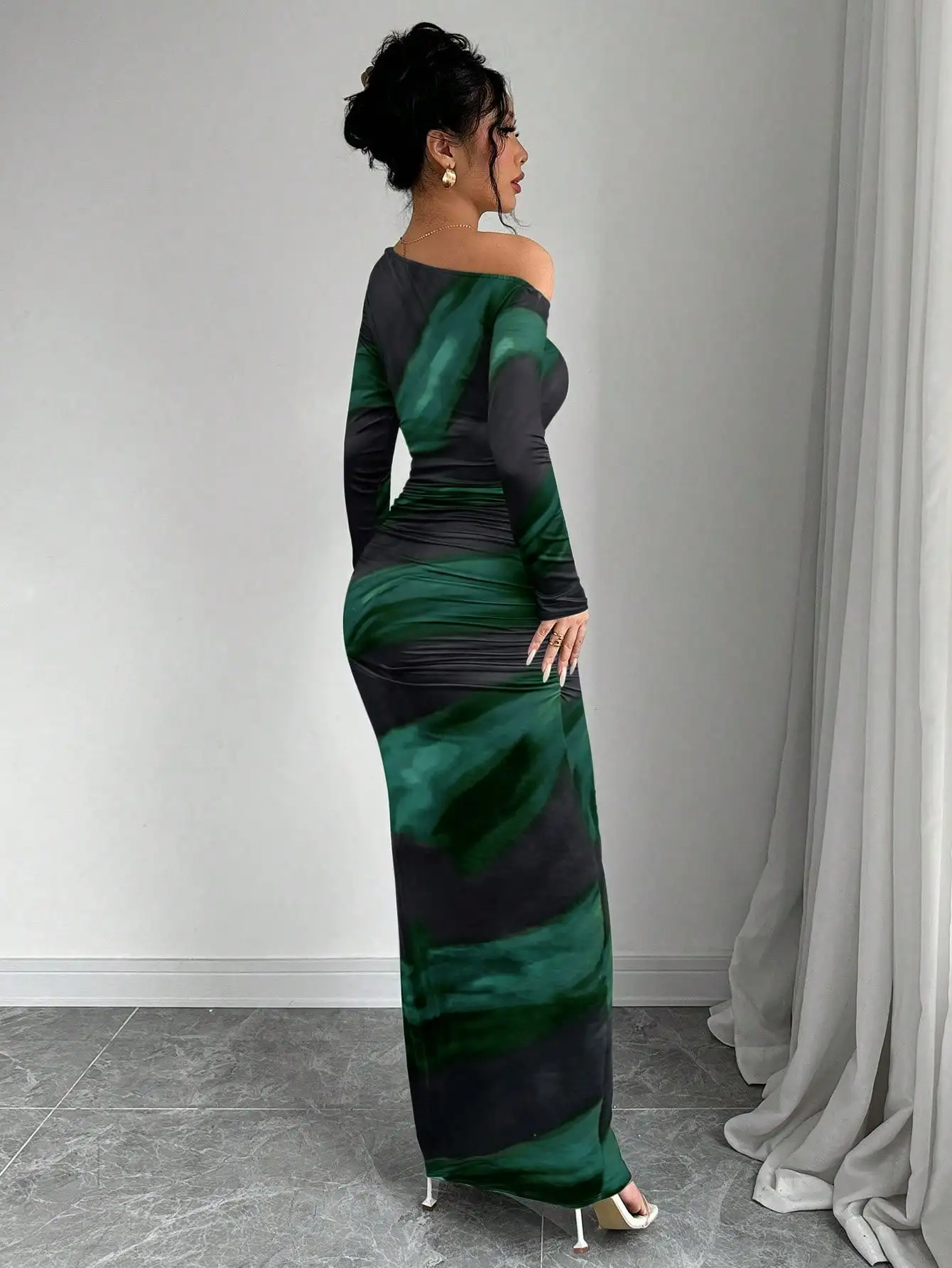 素敵な絞り染めプリントフリル非対称ネックライン長袖ニットボディコンドレスマキシ女性の衣装