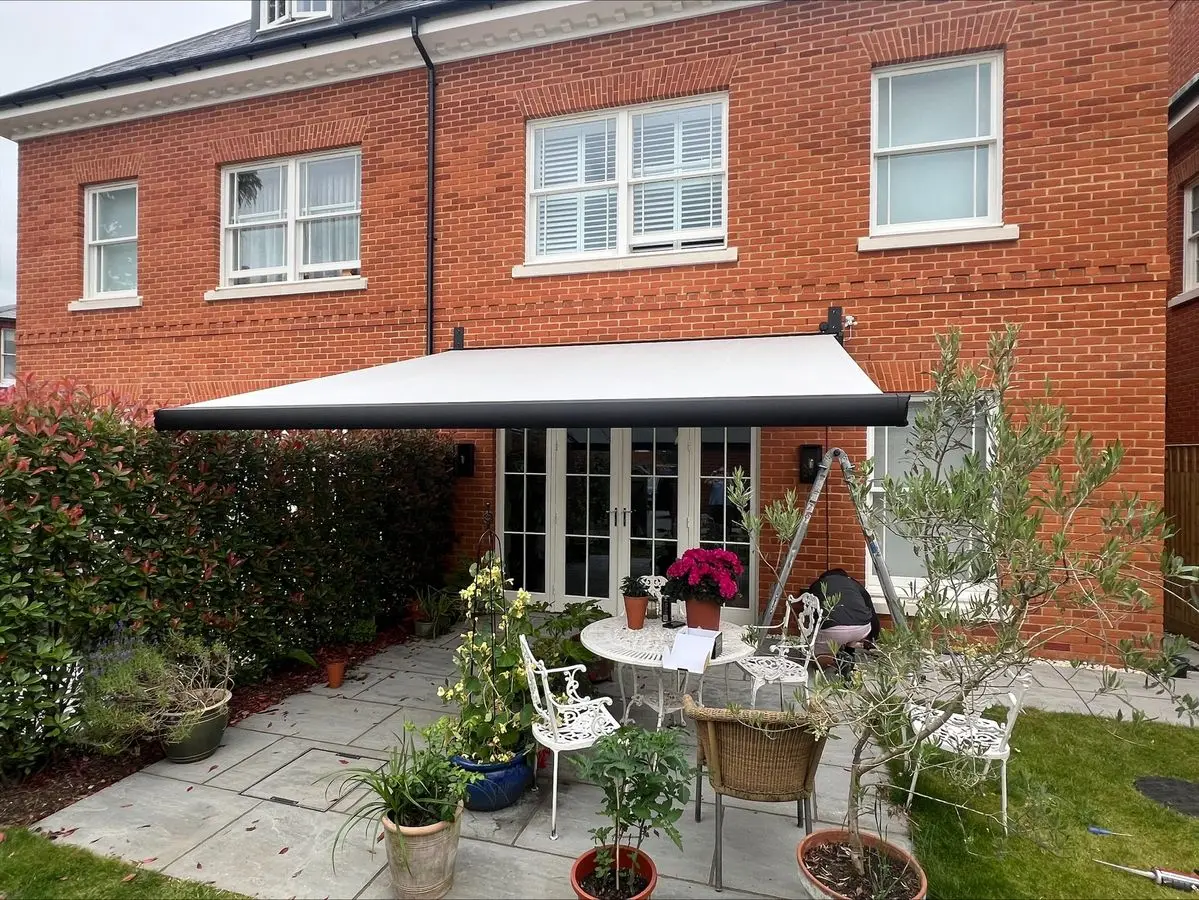 Full Cassette Retractable Awnings Hot Sale Balcony Garden Motorized Hanging Awning Remote Control Outdoor Waterproof Sun Shade
