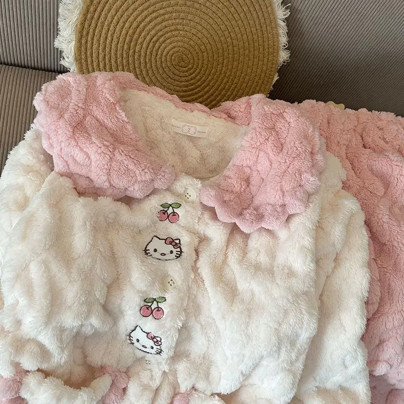 ชุดนอนเด็กผู้หญิง คอปกตุ๊กตา สีแอปริคอต ลายเฮลโลคิตตี้ ผ้ากำมะหยี่คอรัล หนานุ่ม แขนยาว กางเกงขายาว ชุดลำลองใส่ในบ้าน