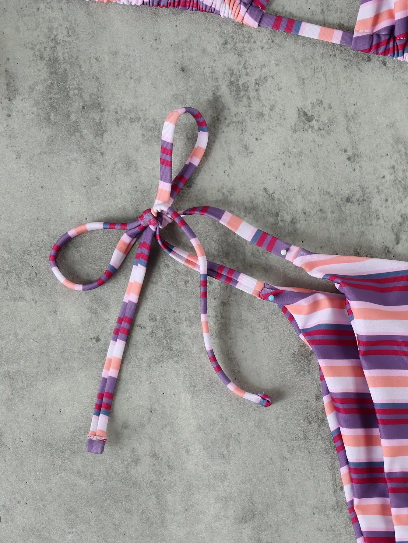 

Женский розово-фиолетовый полосатый комплект бикини, сексуальный пляжный купальник с треугольными чашечками и завязками на шее