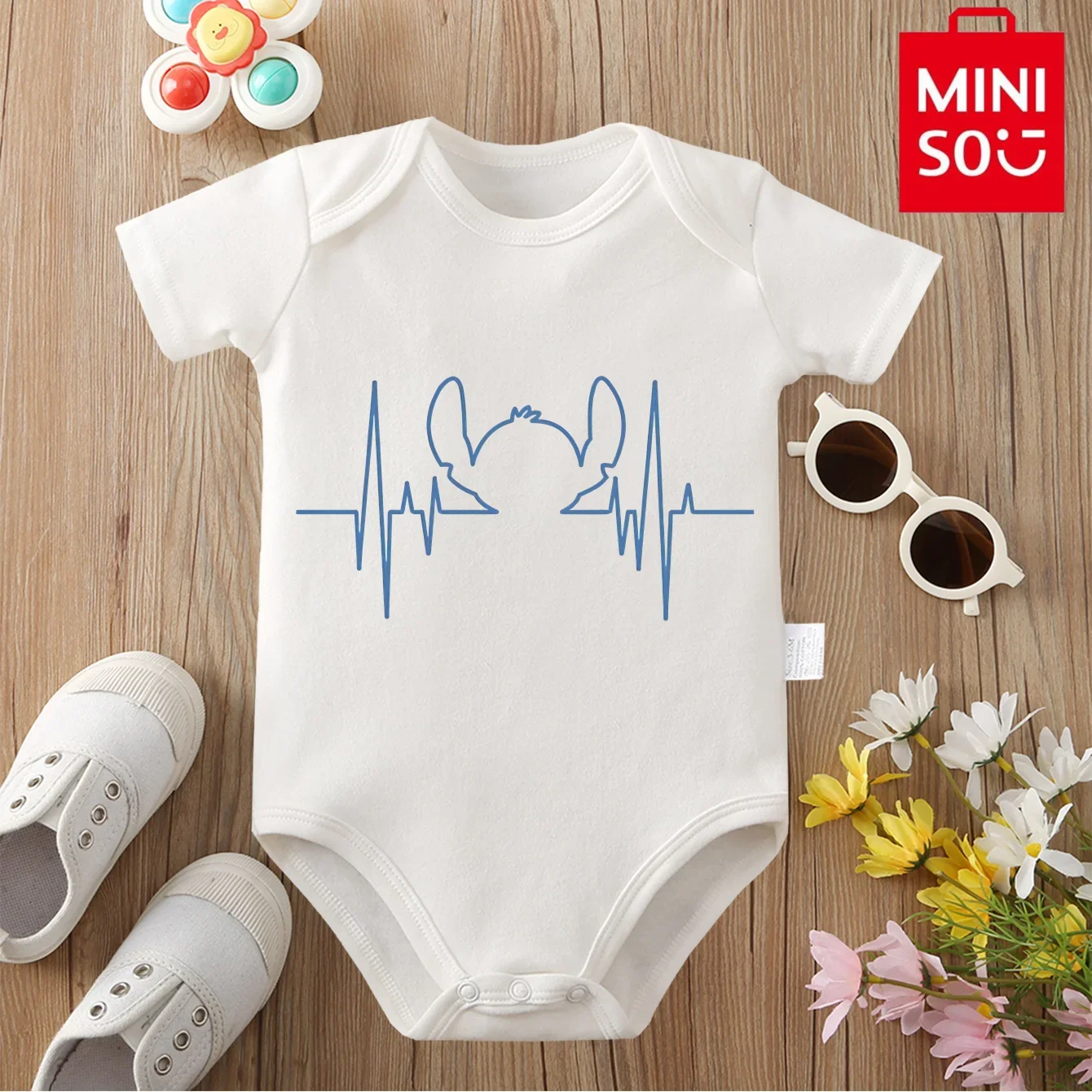 

MINISO & Disney Jointly подпись, 100% хлопок, детская одежда, детский комбинезон, боди Stich Heartbeat, милый принт для новорожденных от 0 до 12 месяцев