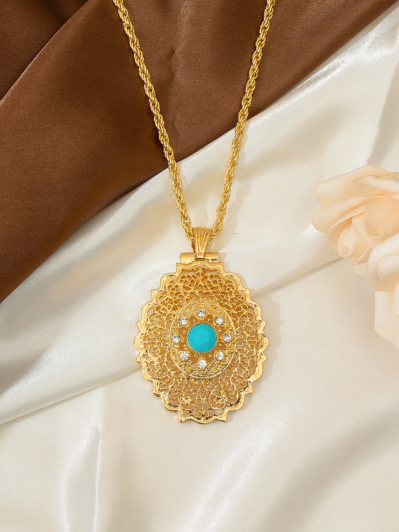 

A Vintage Court-Style Gold-Gilded Hollow-Patterned Geometric Design Ladies' Wedding Season Bridal Necklace