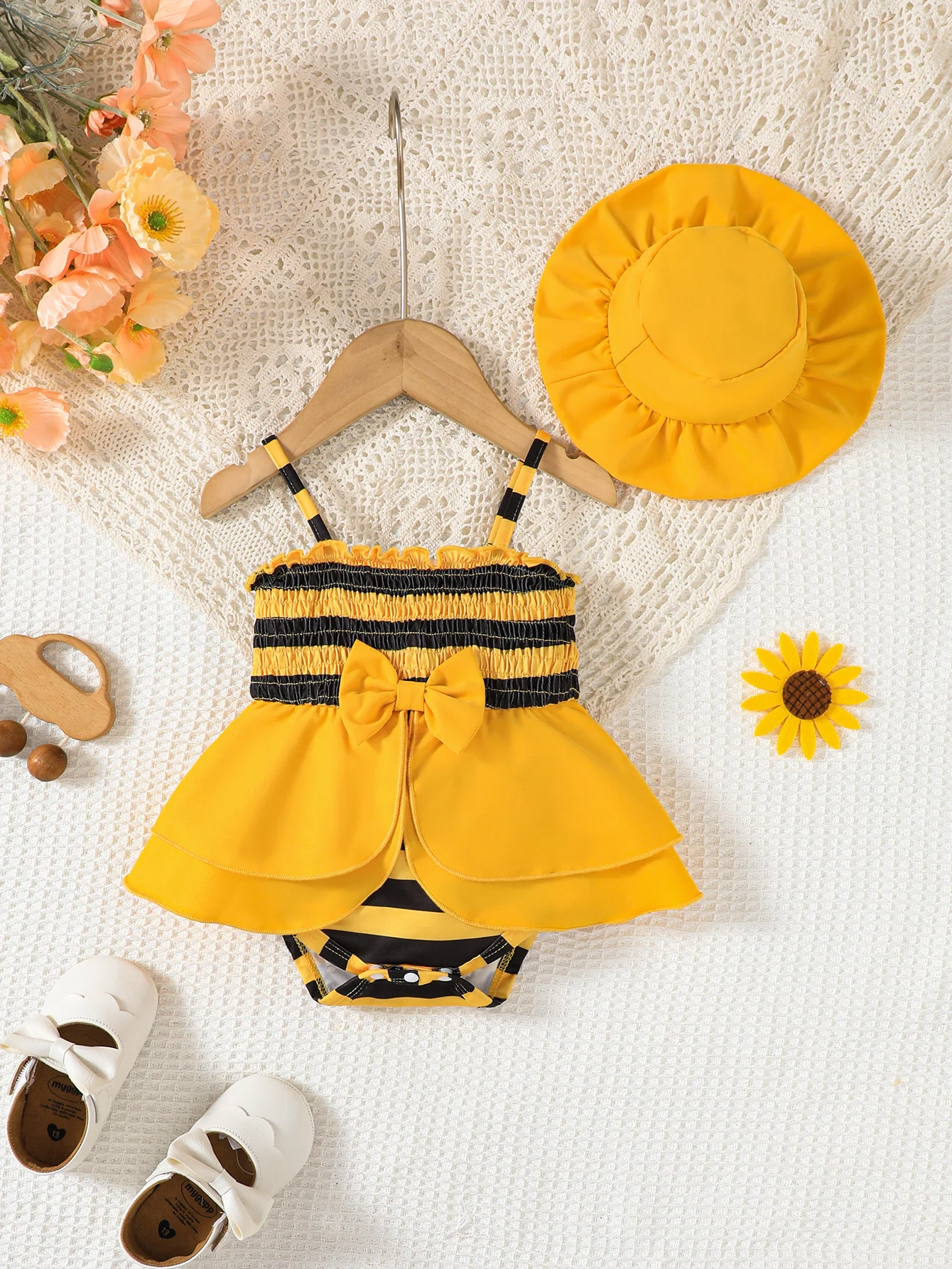 

Baby girl, little bee pattern, printed, wrapped, suspender, triangle, dress, bow design, paired with hat, two-piece set