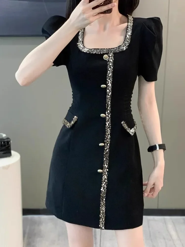 프랑스어 아름다운 밝은 실크 가장자리 검은 짧은 드레스 스키니 슬림 맞는 우아한 사무실 레이디 드레스 여름 퍼프 슬리브 스퀘어 칼라