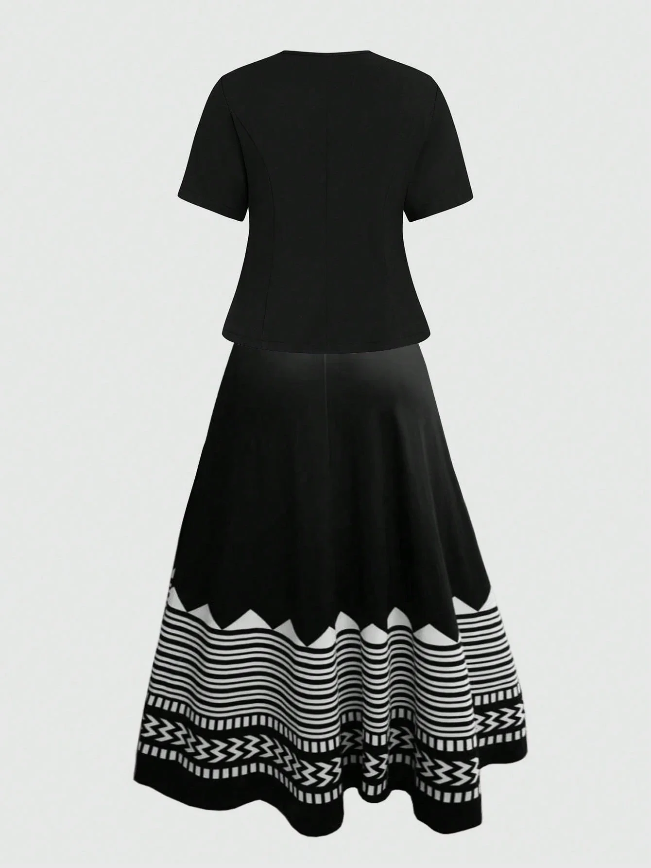 

Черное платье-камисоль больших размеров с расклешенным подолом и комплектом из кардигана с короткими рукавами