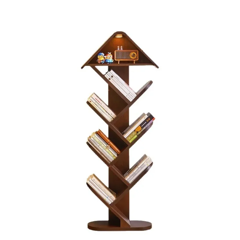 The living room is integrated against the wall, and the corner corner is a small and narrow bookcase, and a children's bookshelf