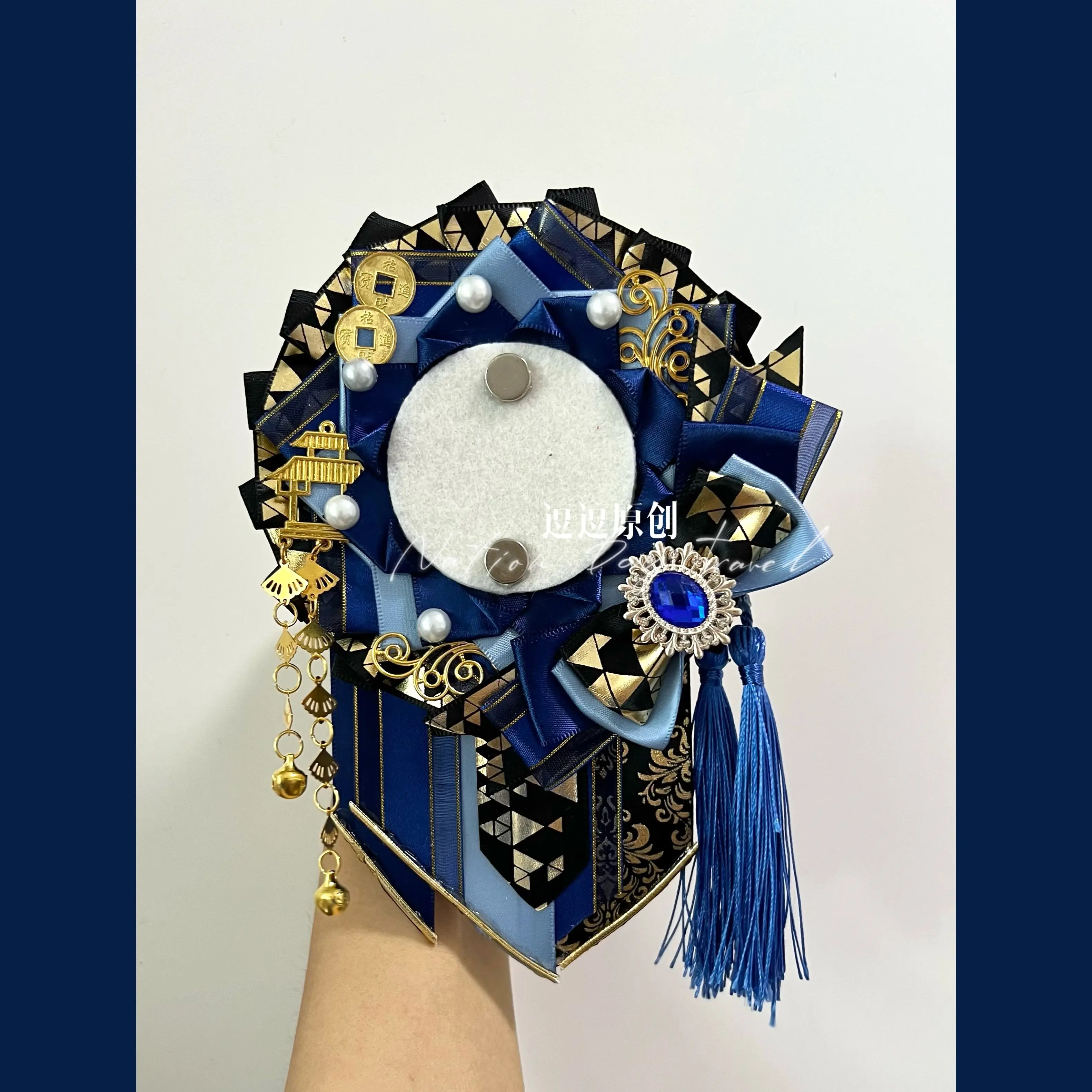 

Изысканные аксессуары ручной работы: держатели для значков, ленты, бахрома, розетки, ита-бэги для демонстрации значков и булавок