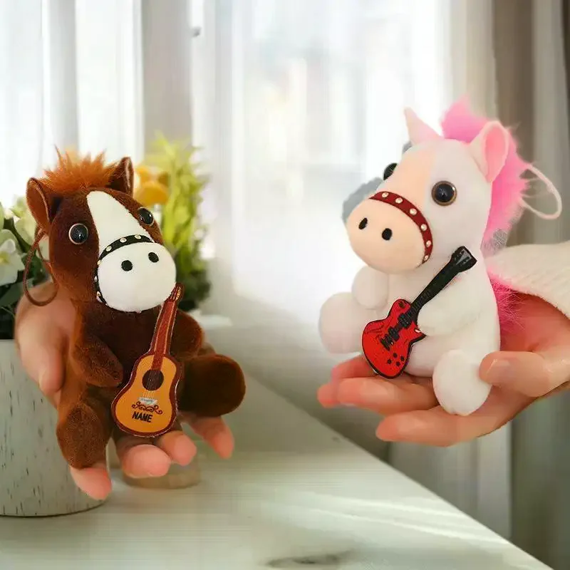 ตุ๊กตาม้าขนปุยน่ารัก ขนาด 12 ซม. แบบดึงเชือก กระดิกหางได้ พวงกุญแจตุ๊กตาการ์ตูนนุ่มนิ่ม ของตกแต่งกระเป๋าเป้ กระเป๋าใส่กุญแจรถ